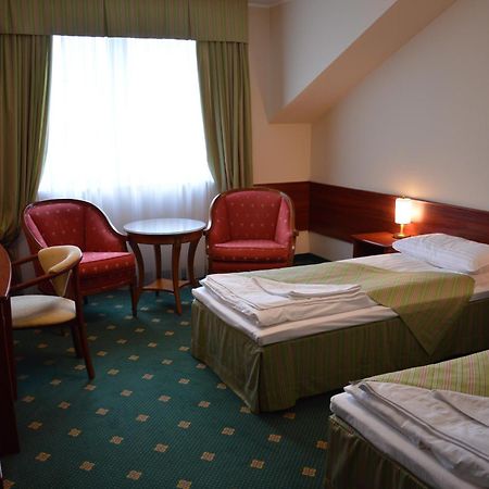 Hotel Batory Tluszcz Exterior photo