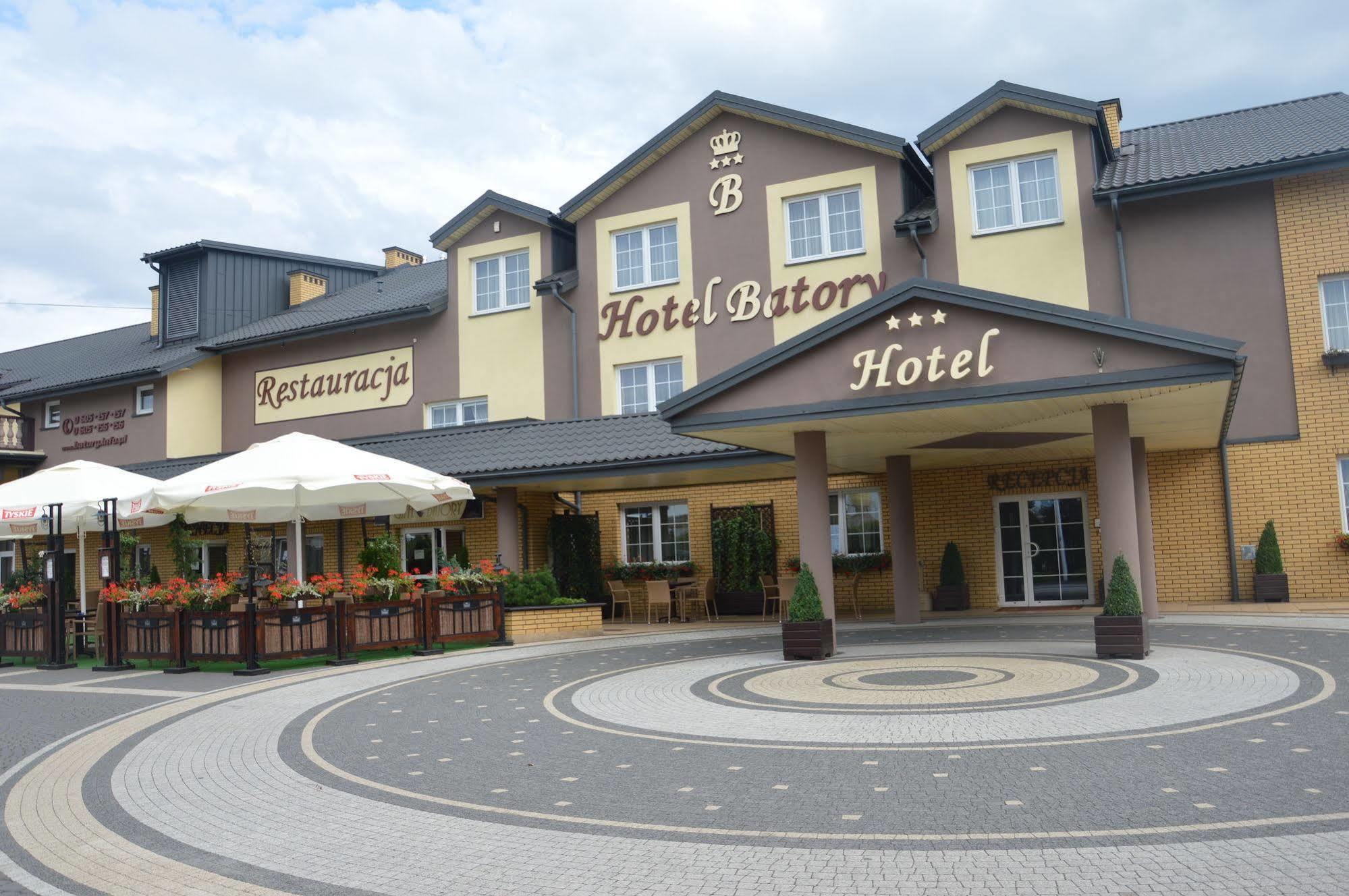 Hotel Batory Tluszcz Exterior photo