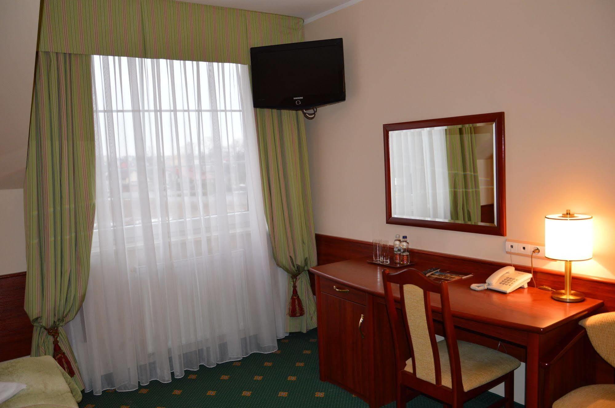 Hotel Batory Tluszcz Exterior photo